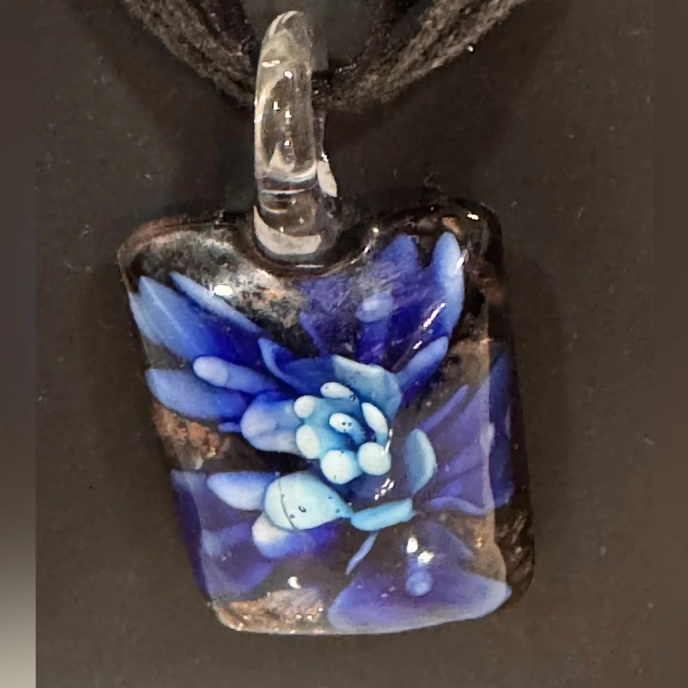 Ribbon necklace with floral glass pendant & comes with extra pendant - Picture 3 of 7